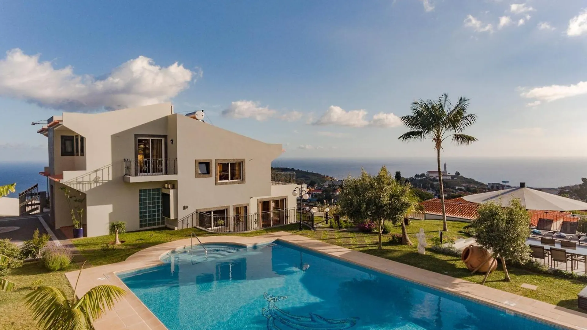 Exquisite Madeira Villa Villa Funchal Belair 4 Bedroom Panoramic Sea View Heated Pool Hot-Tub location